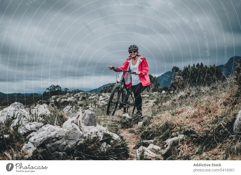 Anonyme Radfahrerin auf Felsen Frau Fahrrad Schutzhelm MEER Landschaft extrem jung Person heiter aktiv sportlich laufen Lifestyle Mitfahrgelegenheit reisen