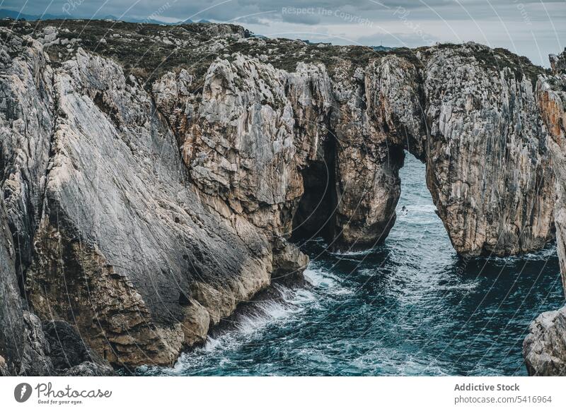 Malerische Felsen und Meer Klippe Bogen MEER Höhle Landschaft natürlich Durchgang Wasser Golfloch malerisch friedlich atemberaubend ruhig Windstille idyllisch