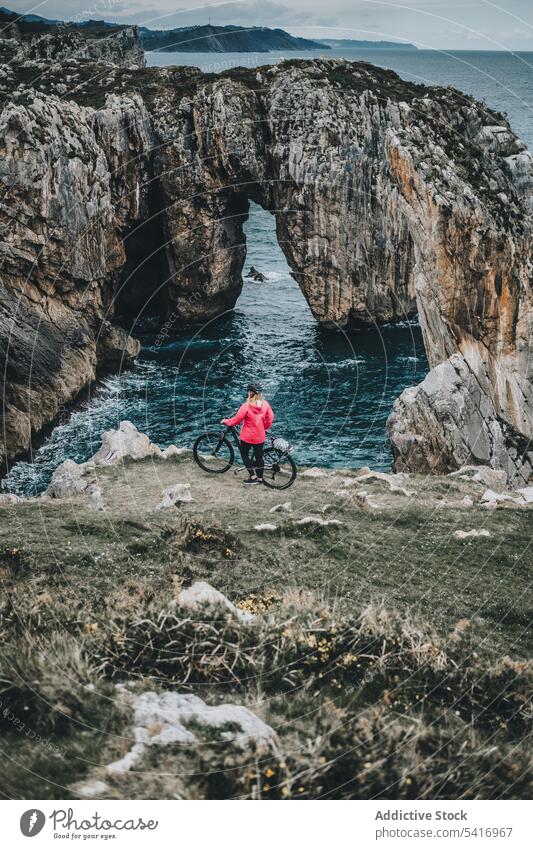 Radfahrerin auf Felsen Frau Fahrrad Klippe anonym Schutzhelm MEER Landschaft extrem jung Person sportlich Lächeln laufen Lifestyle Mitfahrgelegenheit reisen