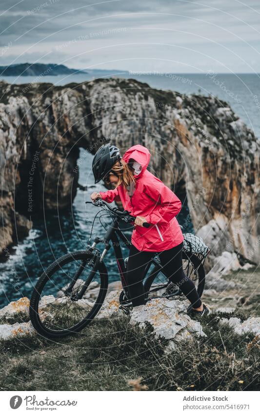 Radfahrerin auf Felsen Frau Fahrrad Klippe Schutzhelm MEER Landschaft extrem jung Person heiter aktiv sportlich Lächeln laufen Lifestyle Mitfahrgelegenheit