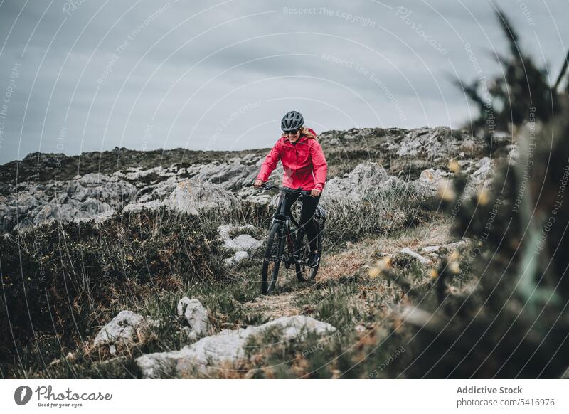Frau fährt Fahrrad auf dem Lande Berge u. Gebirge heiter Landschaft Höhe extrem Schutzhelm Erwachsener Person aktiv sportlich Radfahrer Reiten Fahrradfahren