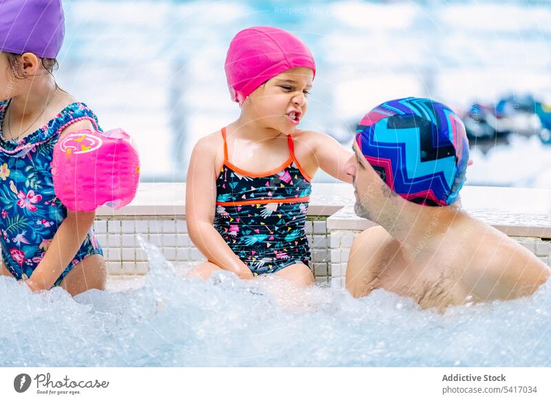 Familie entspannt im sprudelnden Pool Schwimmsport Blasen Eltern Töchter sprechend Zusammensein Vergnügen Park Wasser Spaß Freizeit ruhen sich[Akk] entspannen