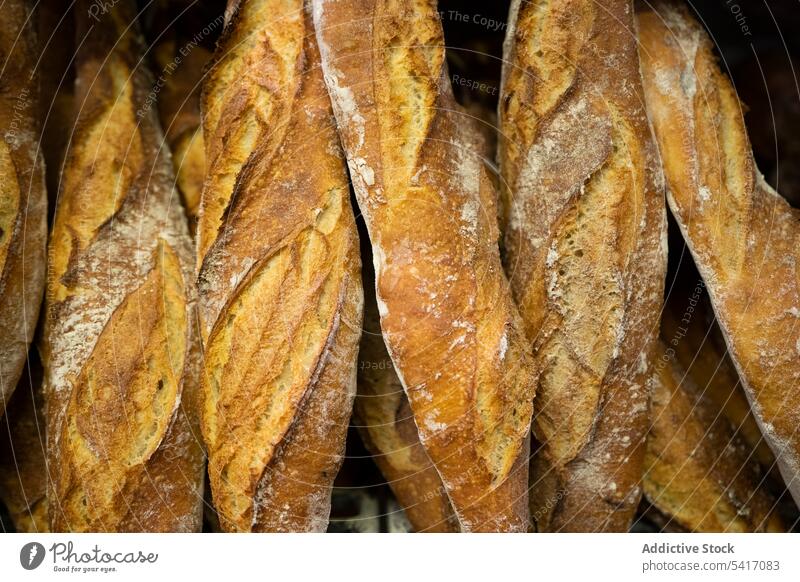 Traditionelles, knuspriges französisches Brot Baguette Bäckerei Werkstatt Französisch frisch Lebensmittel traditionell lecker Feinschmecker Brotlaib braun