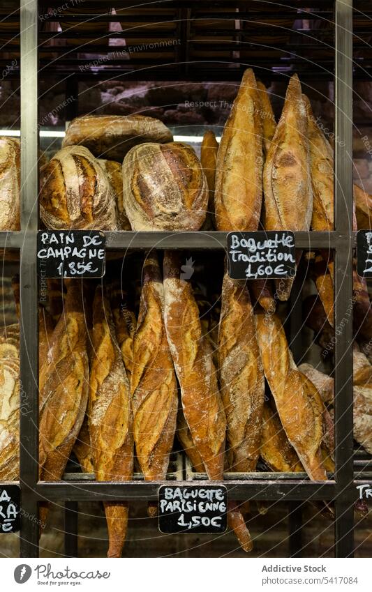 Traditionelles, knuspriges französisches Brot Baguette Bäckerei Werkstatt Französisch frisch Lebensmittel traditionell lecker Feinschmecker Brotlaib braun