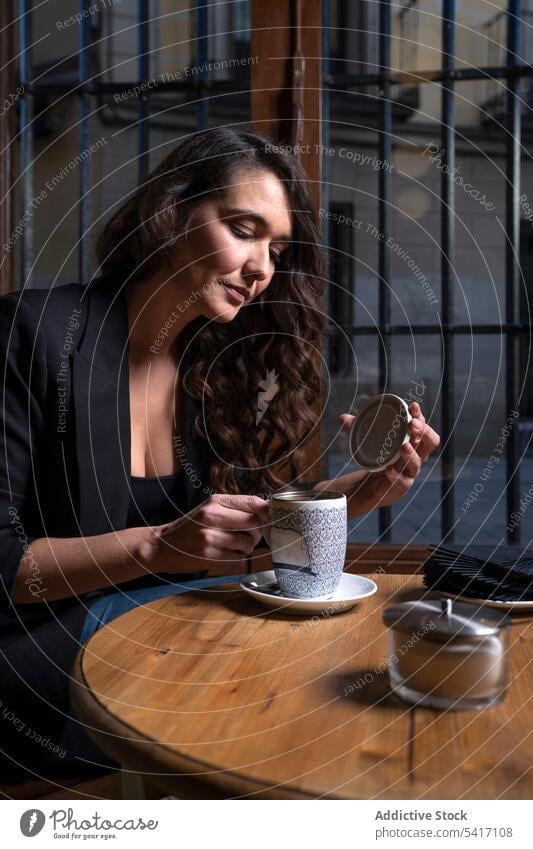 Junge Frau mit Teetasse im Cafe Café Tasse Herstellung jung Person attraktiv brünett schön hübsch lange Haare lässig entspannt stylisch Sitzen Beteiligung Sieb