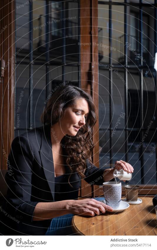 Frau trinkt Milchkaffee in einem Kaffeehaus Café Werkstatt Pause Gesundheit heiß Technik & Technologie Bryant urban Restaurant Porträt Manhattan Arbeiter