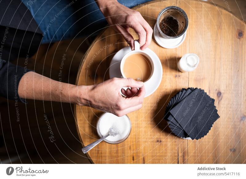 Frau mit Teetasse im Cafe Tasse Café melken Zucker Hand Erwachsener Person lässig Jeanshose Sitzen mitreißend genießend Sieb frisch heiß gebraut Becher trinken