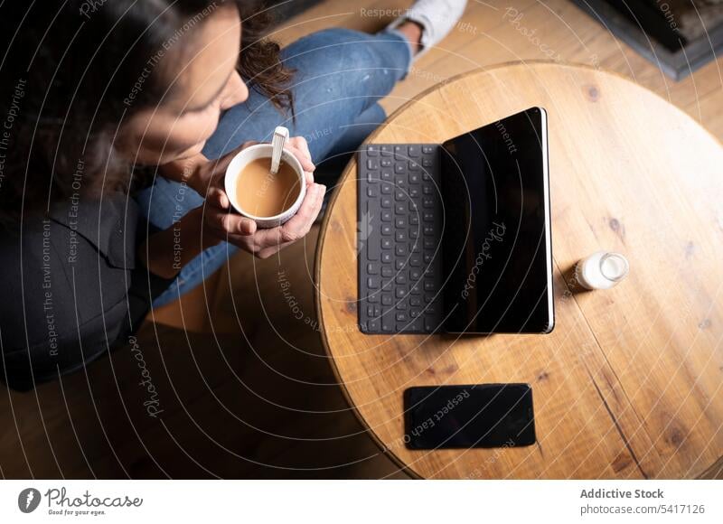 Junge Frau benutzt digitales Tablet in einem Café Tablette Tasse Browsen Handy Technik & Technologie Tee jung Person attraktiv brünett schön hübsch