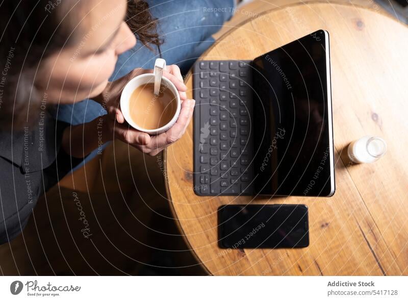 Junge Frau benutzt digitales Tablet in einem Café Tablette Tasse Browsen Handy Technik & Technologie Tee jung Person attraktiv brünett schön hübsch
