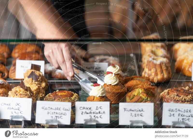 Sortiment an leckeren Kuchen auf der Glastheke Gebäck Dessert Hand Bäckerei süß Café Konditorei Französisch Erwachsener Person Beteiligung unter Servieren