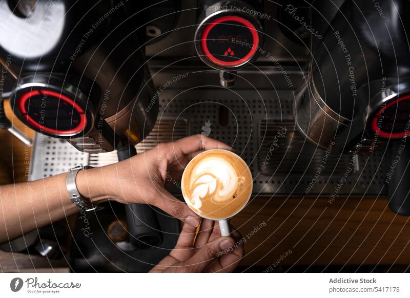 Barista mit Kaffeemaschine Maschine professionell Hand Gerät Café Werkstatt Herstellerin Dienst Beruf Mitarbeiter Erwachsener Person Herstellung Beteiligung