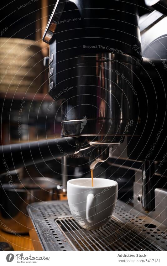 Barista bei der Zubereitung von Kaffee mit einer Kaffeemaschine Café Feinschmecker Werkstatt machen Beteiligung Cappuccino Maschine Dienst Gerät vorbereiten