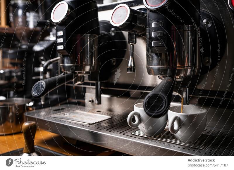 Verfahren der Kaffeezubereitung Maschine professionell Gerät Café Werkstatt Bar Getränk Italienisch Herstellung Brauen Gießen Wasser heiß Koffein trinken