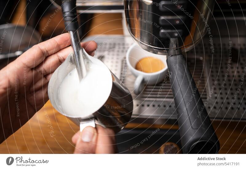 Barista macht Kaffee mit Latte Art Kunst Cappuccino Tasse Hand schäumen Getränk Muster Café Beruf Erwachsener Person professionell Gießen dekorierend heiß