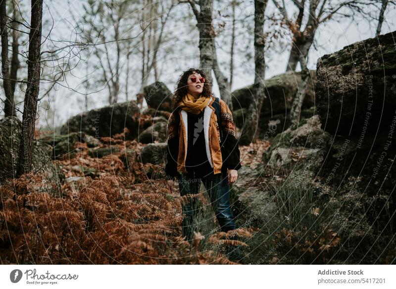 Junge Frau beim Wandern im Wald wandern Herbst Natur reisen Abenteuer Tourismus Urlaub Freizeit jung Person attraktiv brünett warm Bekleidung Stehen betrachtend