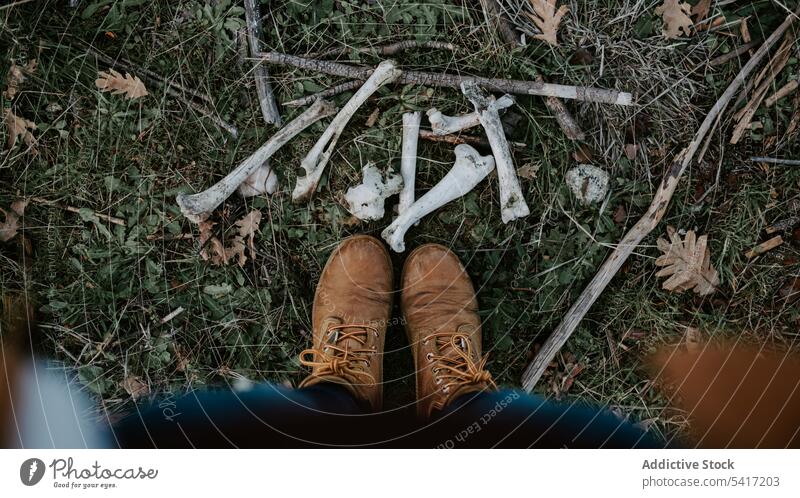 Stehende Person und Hühnerknochen Stiefel Knochen abgenagt reisen Ausflug Abenteuer Spaziergang Fundstück wandern Gras Hähnchen weiß gepflückt Tier kleben