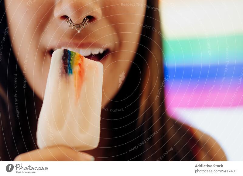 Frau isst Eiscreme mit LGBT-Symbol Speiseeis lgbt süß Freiheit Gleichstellung Rechte Dessert Toleranz Regenbogen farbenfroh hell Konzept lesbisch Vergnügen