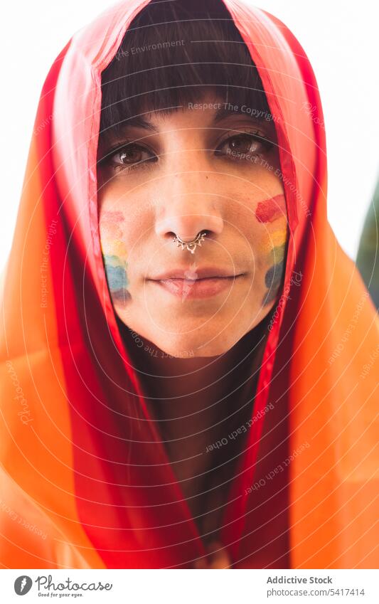 Frau mit hellem Schal und LGBT-Symbol im Gesicht schön lgbt attraktiv jung hübsch sinnlich ernst Freiheit Gleichstellung Rechte heiter Toleranz Regenbogen