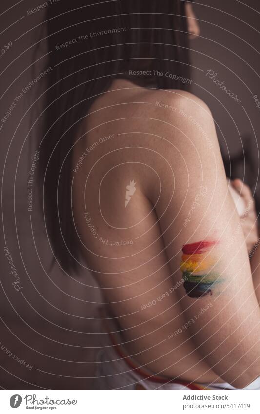 Attraktive nackte Frau bedeckt Brust und Zeichnung LGBT-Symbol schön lgbt sinnlich ernst Freiheit Gleichstellung Rechte Toleranz kreativ Regenbogen farbenfroh