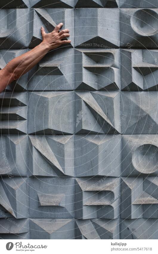 handverlesen Hand Arme Mensch Finger Handfläche Schatten Körperteil Haut Handgelenk Relief Beton Betonwand grau Buchstaben Typographie Typografie grafik