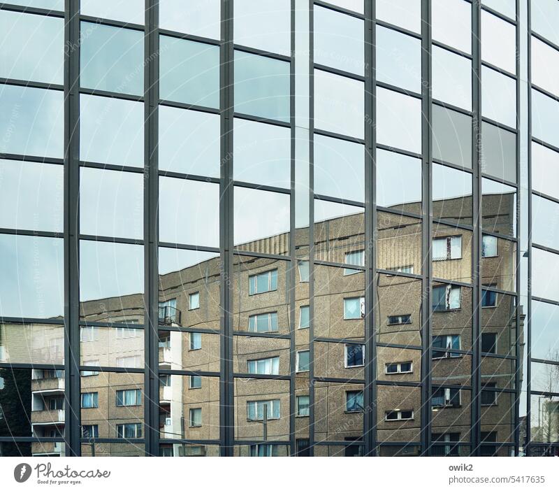 Zerrbild Bauwerk Kongresszentrum Spiegelung Wohnblock Plattenbau DDR-Architektur Glasfassade Spiegelfront urban Halle (Saale) Gebäude Fenster modern