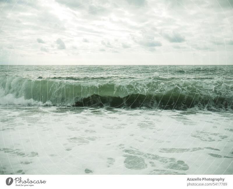 Große Wellen auf dem Meer nach dem Regen. abstrakt Hintergrund Strand schön blau Ruhe Küste Küstenstreifen Küstenlinie Konzept gefährlich dramatisch