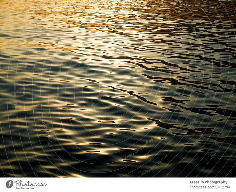 Schönes Meer mit warmen Sonnenlichtreflexen während des Sonnenuntergangs. abstrakt aqua Hintergrund schön blau hell Windstille Ruhe Sauberkeit Abenddämmerung