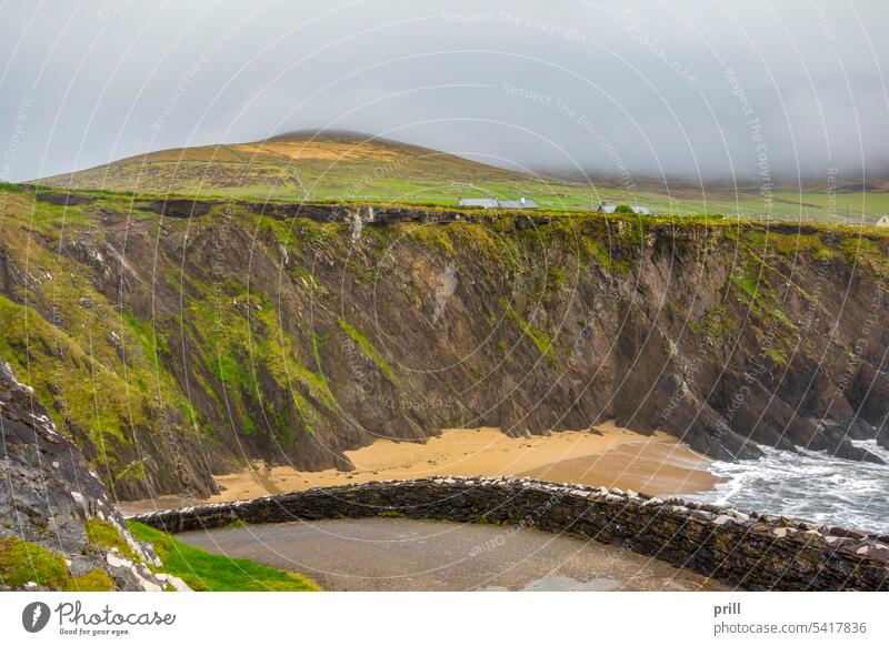 Dingle-Halbinsel in Irland Republik Irland Grafschaft Kerry Küstenstreifen Uferbereich Wasserseite Landschaft MEER Meer atlantisch Munster Felsküste Ackerland