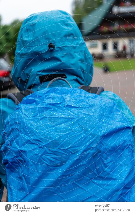 Wanderung im Regen Regentropfen Regenschutz Regenschutzkleidung Regenschutzhülle Rucksack nass Wetter Wassertropfen Tropfen schlechtes Wetter Regenwetter