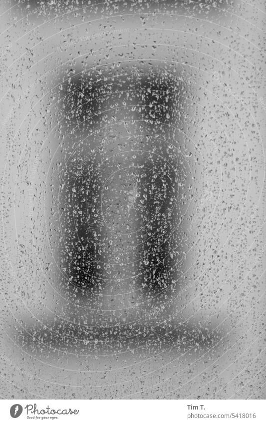 Regenfenster Regentropfen s/w Fenster Berlin Prenzlauer Berg Sommer Schwarzweißfoto Stadtzentrum Hauptstadt Tag Menschenleer Altstadt bnw Innenaufnahme Tropfen