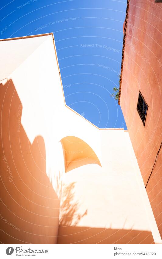 Licht und Schatten in Marrakesch Marokko Stadt Menschenleer Arabien Textfreiraum oben Textfreiraum links Kontrast Schattenseite Schattenspiel Gebäude Mauer
