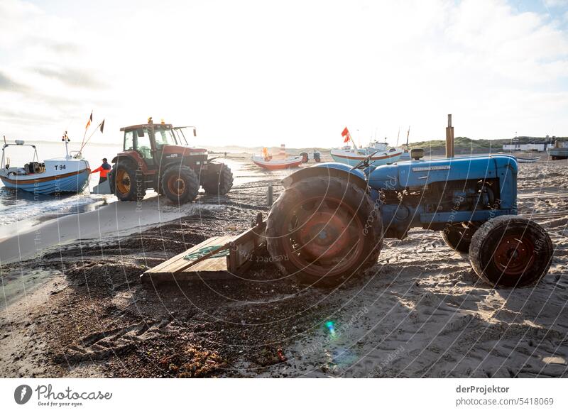 Traktor mit Fischerboot im Gegenlicht am Strand von Vorupør in Dänemark im Sonnenaufgang II Sand Farbfoto Erholung Strandleben Ferien & Urlaub & Reisen baden