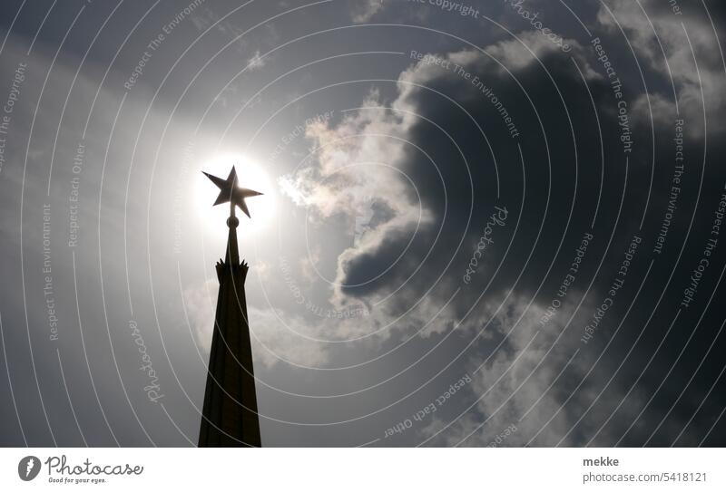 Bedrohlicher Schatten des roten Sterns roter Stern sowjetstern Sowjetunion Sonne Symbol Gegenlicht Himmel Silhouette Sommer Licht Wolken Sonnenlicht Turm