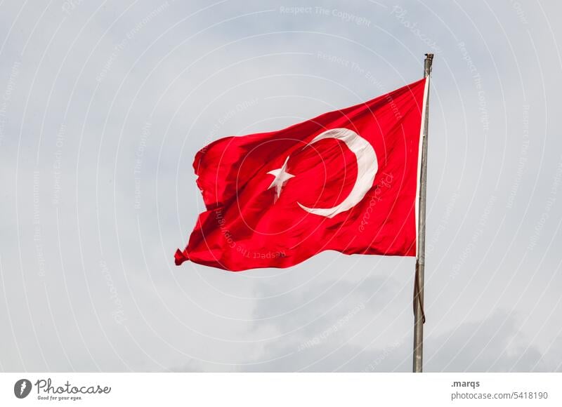 Türkische Flagge Fahne Türkei Himmel Nationalflagge Patriotismus Politik & Staat Macht Nationalitäten u. Ethnien Kultur Gesellschaft (Soziologie) Türkeifahne