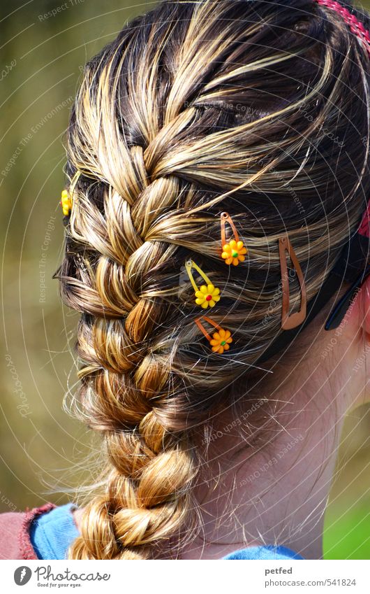 Sie Haare & Frisuren feminin Frau Erwachsene 1 Mensch 18-30 Jahre Jugendliche Schmuck Haarspange blond langhaarig Zopf schön Kreativität geflochten binden