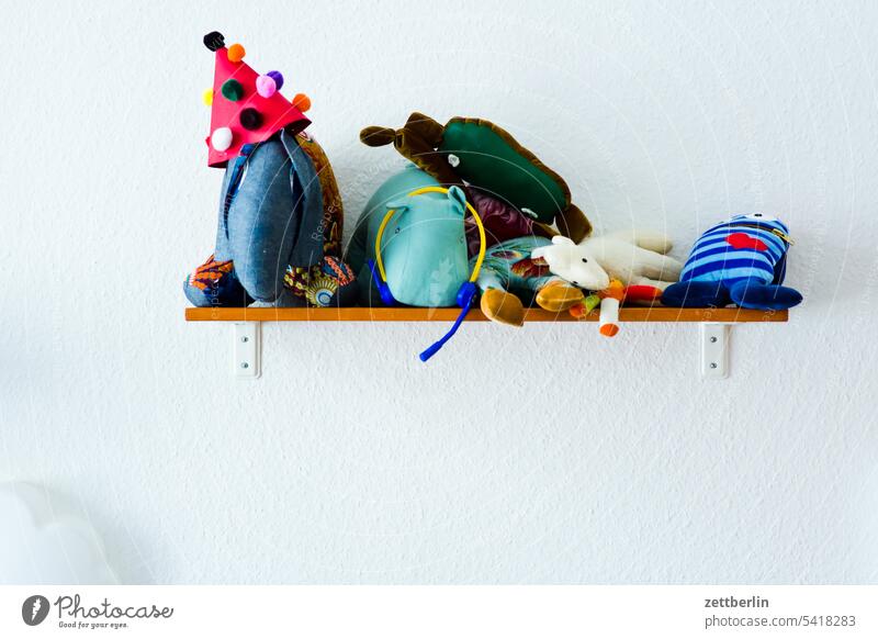Kuscheltiere auf einem Regalbrett im Kinderzimmer ecke einrichtung kinderzimmer nische raum spielzeug wohnen wohnraum regal regalbrett aufgeräumt kuscheltier