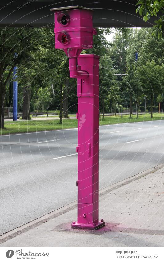 Unbekannte haben einen Straßenblitzer pink angemalt Blitzer Staßenblitzer Geschwindigkeit Verkehr Autobahn Bewegung Blitzlichtaufnahme Spaßvogel PKW Fahrzeug