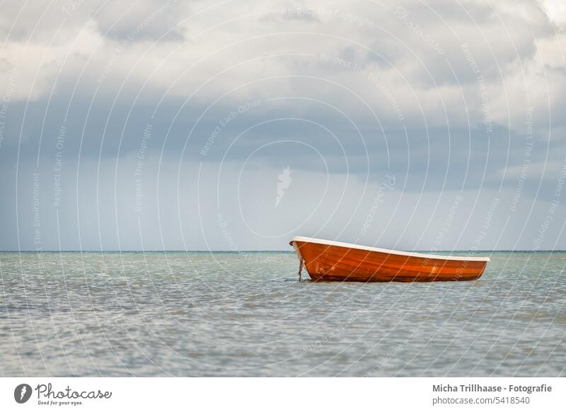 Boot im Meer Kahn Ostsee Dänemark Insel Langeland Wellen Horizont Landschaft Natur Himmel Wolken Sonne Sonnenschein Urlaub reisen Tourismus Wasser
