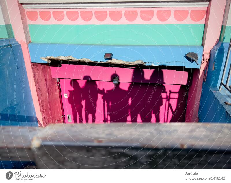 Familienfoto | Schatten auf bunter Hausfassade Silhouette Mensch Gruppenfoto Familie & Verwandtschaft Kind Wand Fassade pink Sonnenlicht Außenaufnahme Kontrast