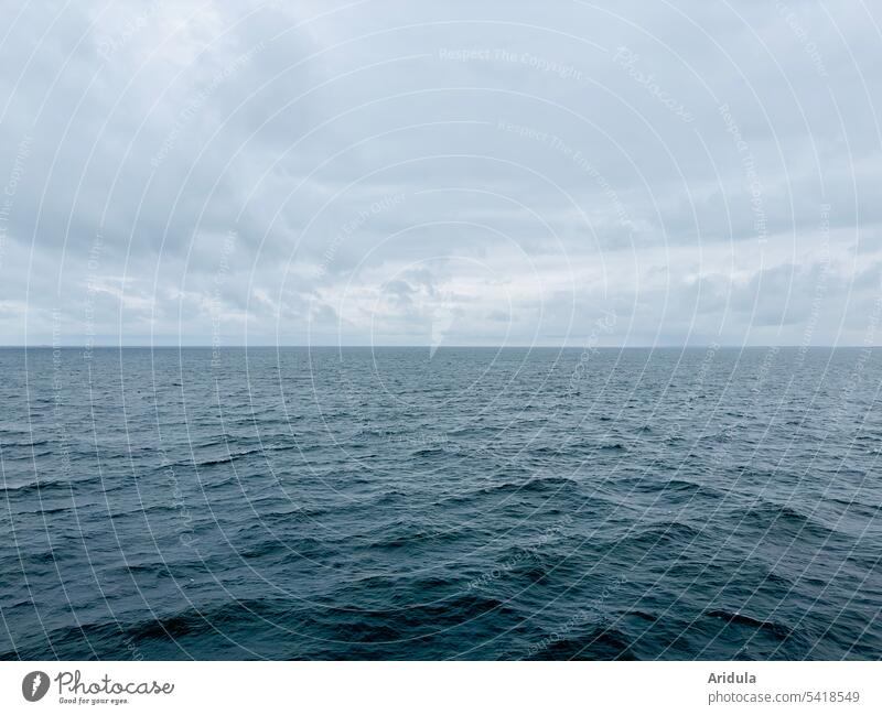 Graublaue Ostsee Meer Wasser Wellen Horizont graue Wolken bewölkt Himmel Ferien & Urlaub & Reisen Ferne Schifffahrt Fähre