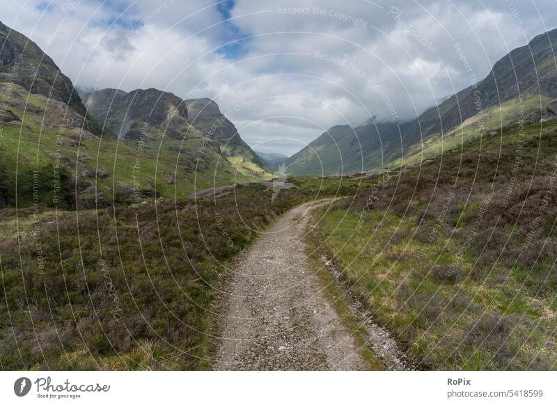 Wanderung im Glencoe Valley. scotland Landschaft highlands Tal Schottland Schafweide England landscape Brücke Natursteinmauer Naturschutzgebiet