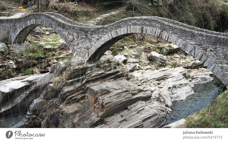 Schöne Doppel Brücke über einem Fluss in der Schweiz Außenaufnahme Menschenleer Ferien & Urlaub & Reisen Umwelt blau Alpen Berge u. Gebirge Aussicht wandern
