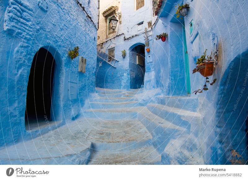Türkisfarbene Gasse mit blauen Häusern und Treppenhaus in Chefchaouen in Marokko chefchaouen rustikal reisen Tourismus Ausflugsziel Großstadt Afrika Architektur