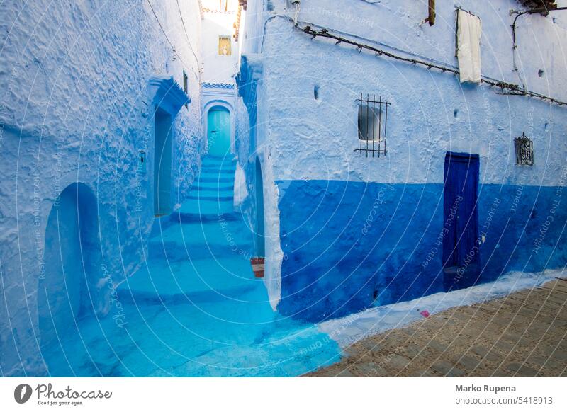Enge Straße und blaue Häuser in Chefchaouen, Marokko chefchaouen rustikal reisen Tourismus Ausflugsziel Großstadt Afrika Architektur Stadt Erbe muslimisch