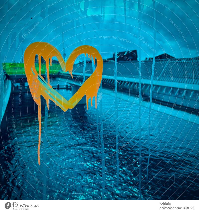 Trauriges Herz | Orangenes Graffiti-Herz auf blauer Glaswand einer Brücke Liebe Gefühle Romantik Liebeserklärung Liebeskummer Liebesgruß Zeichen