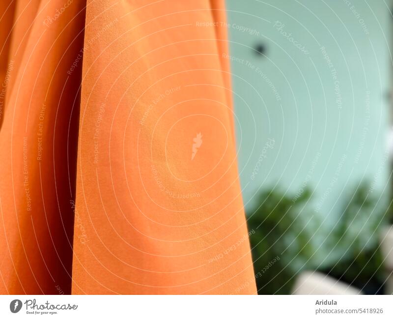 Orangener Sonnenschirm vor Mintgrüner Wand Außenaufnahme Terrasse Stoff textil Detailaufnahme Material Unschärfe Kontrast Faltenwurf Strukturen & Formen