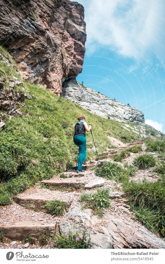 Wanderung auf den Berg mit felsigem Hintergrund Farbfoto grosser mythen Berge u. Gebirge wandern Schweiz Gipfel Tourismus Wege & Pfade Alpen Landschaft