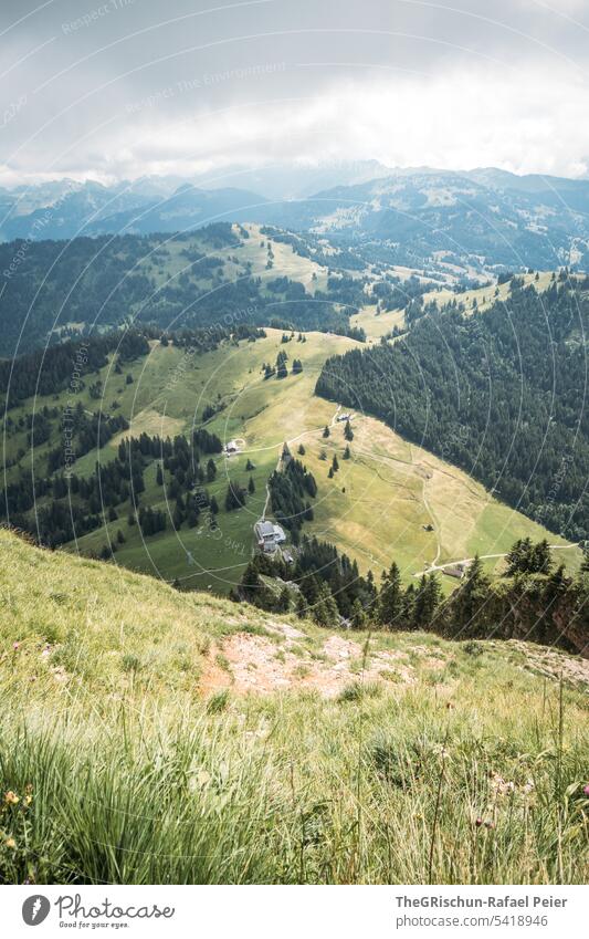 Aussicht auf Hügel Wälder und Berge Farbfoto grosser mythen Berge u. Gebirge wandern Schweiz Tourismus Alpen Landschaft Außenaufnahme grün laufen Natur Umwelt