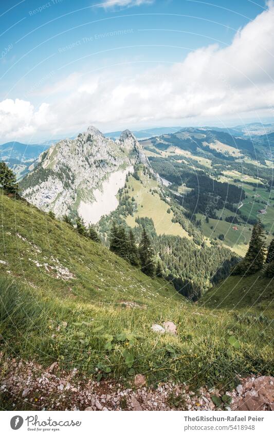 Aussicht auf Berg mit Gras und Wolken Farbfoto grosser mythen Berge u. Gebirge wandern Schweiz Tourismus Alpen Landschaft Außenaufnahme grün laufen Natur Umwelt