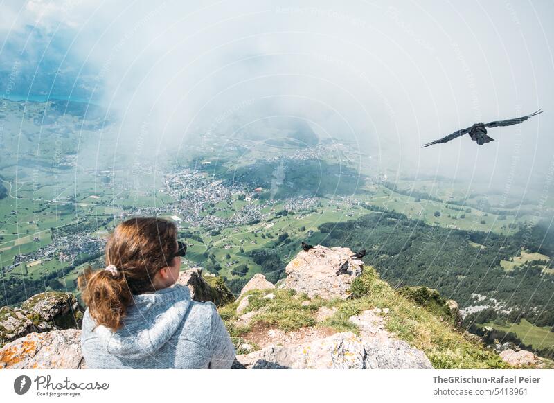 Frau sitzt auf Stein und schaut in die Ferne Farbfoto grosser mythen Berge u. Gebirge wandern Schweiz Tourismus Alpen Landschaft Außenaufnahme Wanderstöcke